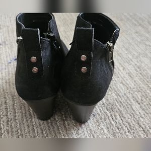Size: 7 colors: Black